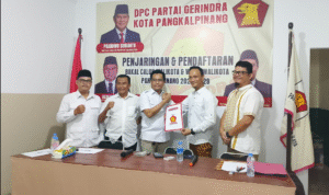 Langkah politik Adhy Sarphio, S.H., semakin mantap dalam kontestasi Pemilihan Wali Kota dan Wakil Wali Kota Pangkalpinang 2025. Adhy memenuhi undangan resmi dari Dewan Pimpinan Cabang (DPC) Partai Gerindra Kota Pangkalpinang untuk mengikuti sesi wawancara dan pemaparan visi-misi sebagai bagian dari proses penjaringan bakal calon kepala daerah. Kamis (01/05/2025),