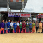 KBOBABEL.COM (Mentok) – Pemerintah Kabupaten Bangka Barat menggelar upacara peringatan Hari Pendidikan Nasional (Hardiknas) 2025 di Lapangan Atletik Pemkab Bangka Barat, Upacara berlangsung khidmat dengan kehadiran Forum Koordinasi Pimpinan Daerah (Forkopimda), para guru yang mengenakan seragam khas, serta siswa dari berbagai jenjang pendidikan mulai dari SD, SMP, hingga SMA/SMK. Sejumlah tamu undangan lainnya turut menyaksikan jalannya peringatan.Jumat (2/5/2025). 
