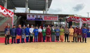 KBOBABEL.COM (Mentok) – Pemerintah Kabupaten Bangka Barat menggelar upacara peringatan Hari Pendidikan Nasional (Hardiknas) 2025 di Lapangan Atletik Pemkab Bangka Barat, Upacara berlangsung khidmat dengan kehadiran Forum Koordinasi Pimpinan Daerah (Forkopimda), para guru yang mengenakan seragam khas, serta siswa dari berbagai jenjang pendidikan mulai dari SD, SMP, hingga SMA/SMK. Sejumlah tamu undangan lainnya turut menyaksikan jalannya peringatan.Jumat (2/5/2025). 