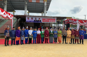 KBOBABEL.COM (Mentok) – Pemerintah Kabupaten Bangka Barat menggelar upacara peringatan Hari Pendidikan Nasional (Hardiknas) 2025 di Lapangan Atletik Pemkab Bangka Barat, Upacara berlangsung khidmat dengan kehadiran Forum Koordinasi Pimpinan Daerah (Forkopimda), para guru yang mengenakan seragam khas, serta siswa dari berbagai jenjang pendidikan mulai dari SD, SMP, hingga SMA/SMK. Sejumlah tamu undangan lainnya turut menyaksikan jalannya peringatan.Jumat (2/5/2025). 