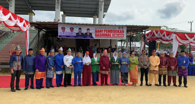 KBOBABEL.COM (Mentok) – Pemerintah Kabupaten Bangka Barat menggelar upacara peringatan Hari Pendidikan Nasional (Hardiknas) 2025 di Lapangan Atletik Pemkab Bangka Barat, Upacara berlangsung khidmat dengan kehadiran Forum Koordinasi Pimpinan Daerah (Forkopimda), para guru yang mengenakan seragam khas, serta siswa dari berbagai jenjang pendidikan mulai dari SD, SMP, hingga SMA/SMK. Sejumlah tamu undangan lainnya turut menyaksikan jalannya peringatan.Jumat (2/5/2025). 