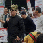 PANGKALPINANG — Sosok Tomi Permana kian menjadi sorotan publik setelah namanya masuk dalam daftar tokoh muda yang dinilai layak meraih PJS Award 2025. Penilaiannya bukan tanpa dasar. Tomi dikenal sebagai salah satu penggerak simpul relawan perlawanan kotak kosong dalam Pilkada Kota Pangkalpinang 2024, yang secara mengejutkan berhasil menumbangkan calon tunggal petahana yang diusung oleh gabungan partai politik.Jumat (9/5/2025).