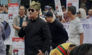 PANGKALPINANG — Sosok Tomi Permana kian menjadi sorotan publik setelah namanya masuk dalam daftar tokoh muda yang dinilai layak meraih PJS Award 2025. Penilaiannya bukan tanpa dasar. Tomi dikenal sebagai salah satu penggerak simpul relawan perlawanan kotak kosong dalam Pilkada Kota Pangkalpinang 2024, yang secara mengejutkan berhasil menumbangkan calon tunggal petahana yang diusung oleh gabungan partai politik.Jumat (9/5/2025).