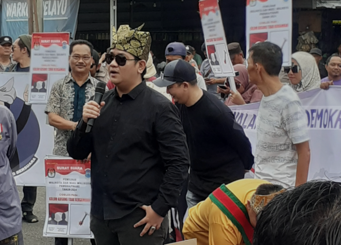PANGKALPINANG — Sosok Tomi Permana kian menjadi sorotan publik setelah namanya masuk dalam daftar tokoh muda yang dinilai layak meraih PJS Award 2025. Penilaiannya bukan tanpa dasar. Tomi dikenal sebagai salah satu penggerak simpul relawan perlawanan kotak kosong dalam Pilkada Kota Pangkalpinang 2024, yang secara mengejutkan berhasil menumbangkan calon tunggal petahana yang diusung oleh gabungan partai politik.Jumat (9/5/2025).