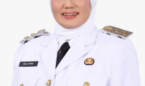KBOBABEL.COM (PANGKALPINANG) – Krisis integritas tengah mengancam kursi Wakil Gubernur Kepulauan Bangka Belitung. Hellyana, sang Wagub, telah diperiksa oleh penyidik Ditreskrimum Polda Babel pada Kamis (5/6/2025) terkait dugaan penggunaan ijazah palsu. Namun, alih-alih meredam kegelisahan publik, hasil pemeriksaan justru menambah tanda tanya besar. Senin (9/6/2025).
