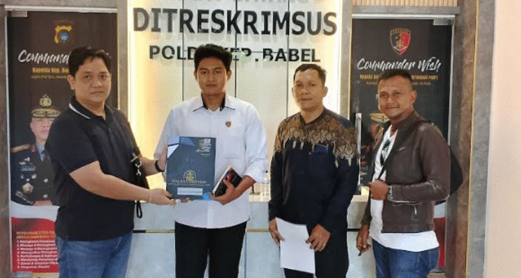 KBOBABEL.COM  (Pangkalpinang) — Dunia digital sekali lagi membuktikan bahwa jari-jari yang menari di atas layar bisa berujung pada jeratan hukum. Ketua Pemuda Pangkalpinang Bersuara, Tomi Permana, memilih jalur hukum setelah merasa namanya dicemarkan oleh unggahan akun Facebook bernama AW, yang juga dikenal sebagai Yuko, seorang oknum wartawan media online di Bangka Belitung. Senin (19/5/2025).