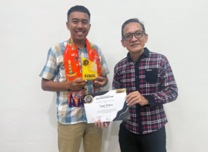 KBOBABEL.COM (Pangkalpinang) – Kiprah PT Timah Tbk dalam mendukung kebebasan pers dan peningkatan kapasitas wartawan di Provinsi Kepulauan Bangka Belitung kembali mendapatkan apresiasi. Kali ini, melalui ajang bergengsi PJS Award 2025, organisasi Pro Jurnalismedia Siber (PJS) memberikan penghargaan kepada Anggi Siahaan, selaku Head of Corporate Communication PT Timah (Persero) Tbk, atas kontribusi nyata dalam menjalin kemitraan strategis dengan insan pers di Bangka Belitung. Sabtu (25/5/2025).