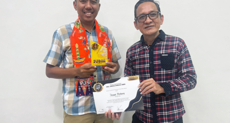 KBOBABEL.COM (Pangkalpinang) – Kiprah PT Timah Tbk dalam mendukung kebebasan pers dan peningkatan kapasitas wartawan di Provinsi Kepulauan Bangka Belitung kembali mendapatkan apresiasi. Kali ini, melalui ajang bergengsi PJS Award 2025, organisasi Pro Jurnalismedia Siber (PJS) memberikan penghargaan kepada Anggi Siahaan, selaku Head of Corporate Communication PT Timah (Persero) Tbk, atas kontribusi nyata dalam menjalin kemitraan strategis dengan insan pers di Bangka Belitung. Sabtu (25/5/2025).