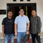 KBOBABEL.COM (Pangkalpinang) – Tomi Permana, warga Kota Pangkalpinang, resmi menempuh jalur hukum atas unggahan media sosial yang diduga mencemarkan nama baiknya. Didampingi penasihat hukumnya dari Kantor Advokat NAA-RA and Partners, Tomi memenuhi undangan Direktorat Reserse Kriminal Khusus (Ditkrimsus) Polda Kepulauan Bangka Belitung, Senin (26/5), guna memberikan keterangan atas laporannya terhadap Ahmad Wahyudi alias Yuko, seorang jurnalis media online PerkaraNews.com. Senin (26/5/2025).