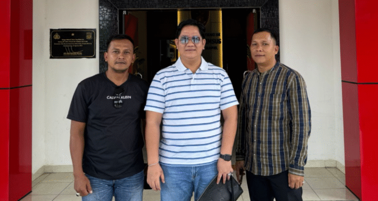 KBOBABEL.COM (Pangkalpinang) – Tomi Permana, warga Kota Pangkalpinang, resmi menempuh jalur hukum atas unggahan media sosial yang diduga mencemarkan nama baiknya. Didampingi penasihat hukumnya dari Kantor Advokat NAA-RA and Partners, Tomi memenuhi undangan Direktorat Reserse Kriminal Khusus (Ditkrimsus) Polda Kepulauan Bangka Belitung, Senin (26/5), guna memberikan keterangan atas laporannya terhadap Ahmad Wahyudi alias Yuko, seorang jurnalis media online PerkaraNews.com. Senin (26/5/2025).