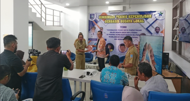 Bangka Belitung — Guna memperkuat peran perpustakaan dalam budaya baca dan pelestarian kearifan lokal, Pemerintah Provinsi Kepulauan Bangka Belitung melalui Dinas Perpustakaan Umum Daerah menggelar Bimbingan Teknis (Bimtek) Kepenulisan Berbasis Budaya Lokal. Kegiatan berlangsung selama dua hari, 27–28 Mei 2025, dengan agenda yang menyentuh langsung aspek literasi, edukasi, dan pelestarian budaya masyarakat lokal. Selasa (27/5/2025).