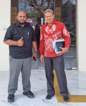 KBOBABEL.COM (BANGKA) - Kuasa hukum Lie Hon Fan mempertanyakan transparansi dan penanganan laporan dugaan tindak pidana dalam kasus kecelakaan lalu lintas yang melibatkan kliennya dengan Leonardo Abdi Prasetyo, yang diketahui merupakan Pjs Camat Sungailiat. Laporan tersebut telah dilayangkan sejak 26 Maret 2025, namun hingga kini belum ada perkembangan yang diinformasikan oleh pihak Kepolisian Resor Bangka. Sabtu (31/5/2025).