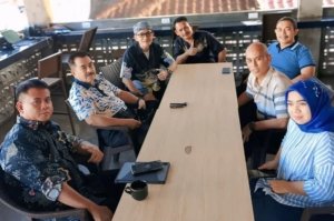 KBOBABEL.COM (Pangkalpinang) – Sosok putra daerah kelahiran Pangkalpinang Brigjen TNI (Purn) dr Ismi Purnawan Sp.JP(K)., M.A.R.S., FIHA., atau yang akrab disapa dokter Ipong, kian mencuri perhatian publik Pangkalpinang menjelang Pilkada ulang 2025. Di tengah padatnya agenda, Sabtu (3/5/2025), dr Ismi terlihat menikmati momen santai penuh makna—Ngopi atau Ngobrol Inspirasi—bersama dua tokoh publik Bangka Belitung: Syawaludin, Komisioner Komisi Informasi (KI) Pusat, dan Rikky Fermana, Wakil Ketua KI Provinsi Kepulauan Bangka Belitung, di salah satu warung kopi ternama di Kota Pangkalpinang. Minggu (4/5/2025).