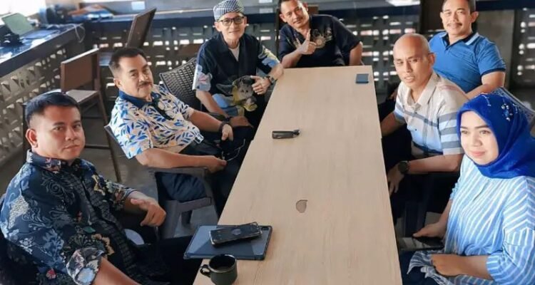 KBOBABEL.COM (Pangkalpinang) – Sosok putra daerah kelahiran Pangkalpinang Brigjen TNI (Purn) dr Ismi Purnawan Sp.JP(K)., M.A.R.S., FIHA., atau yang akrab disapa dokter Ipong, kian mencuri perhatian publik Pangkalpinang menjelang Pilkada ulang 2025. Di tengah padatnya agenda, Sabtu (3/5/2025), dr Ismi terlihat menikmati momen santai penuh makna—Ngopi atau Ngobrol Inspirasi—bersama dua tokoh publik Bangka Belitung: Syawaludin, Komisioner Komisi Informasi (KI) Pusat, dan Rikky Fermana, Wakil Ketua KI Provinsi Kepulauan Bangka Belitung, di salah satu warung kopi ternama di Kota Pangkalpinang. Minggu (4/5/2025).