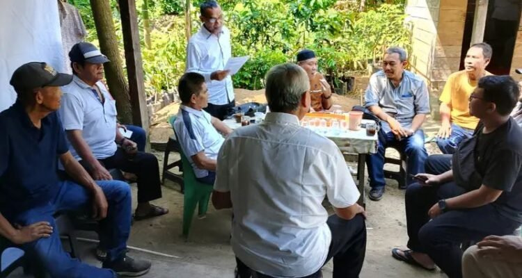KBOBABEL.COM (Pangkalpinang) – Brigjen TNI (Purn) dr. Ismi Purnawan, Sp.JP(K), M.A.R.S., FIHA—yang akrab disapa Dokter Ipong—terus menunjukkan komitmennya terhadap kesehatan masyarakat. Bersama Pondok Aspirasi “Himyar Arsani”, ia menggelar aksi sosial berupa pemeriksaan jantung dan EKG gratis bagi warga Pangkalpinang. Sabtu (3/5/2025).