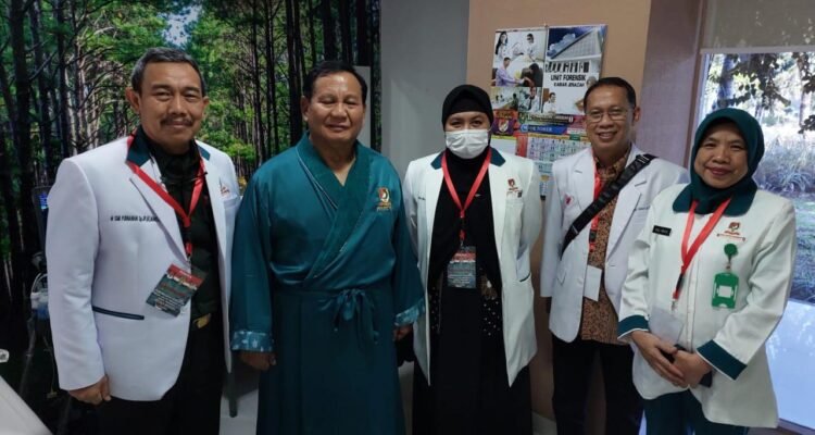 Pangkalpinang – Provinsi Kepulauan Bangka Belitung kembali menjadi sorotan dalam dunia kesehatan. Sebuah artikel yang viral baru-baru ini menyuarakan keresahan publik: “Jangan Tinggal di Babel Kalau Anda Mengidap Penyakit Jantung atau Stroke.” Artikel tersebut mencerminkan kenyataan pahit—di tengah geliat pembangunan infrastruktur dan harapan masyarakat terhadap layanan kesehatan berkualitas, justru kebutuhan paling vital belum terpenuhi. Senin (2/6/2025).