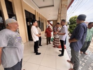 Aldi Taher Jadi Imam Salat Zuhur di Masjid Permuthi, Serap Aspirasi Warga Jelang Pilwako Pangkalpinang