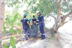 PT Timah Ajak Masyarakat Jaga Lingkungan dengan Aksi Bersih Pantai dan Tanam Pohon di Kundur