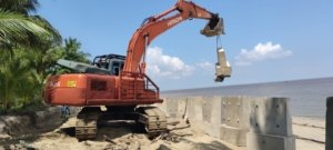 PT Timah Pasang Penahan Abrasi di Pantai Asmara Dewi Karimun, Warga Berharap Terhindar dari Banjir Rob