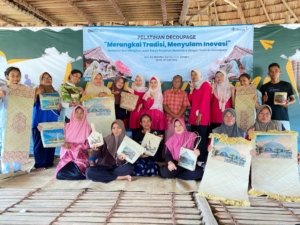 PT Timah Gelar Pelatihan Decoupage untuk Masyarakat Adat Mapur, Dorong Inovasi dan Pengembangan Ekonomi Kreatif