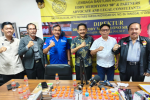 KBOBABEL.COM (Jakarta) – Dalam suasana penuh keakraban dan semangat kolaboratif, Tim Khusus Penanganan Perkara Gugatan Perdata dan Tata Usaha Negara (TUN) dari gabungan tiga kantor hukum ternama—Kantor LBH EM 80, PJT/FBI Lawfirm, dan Kantor Hukum ADI'80 dan Rekan—menggelar pertemuan strategis di Kantor Pusat Cawang, Jakarta.Kamis (5/6/2025).