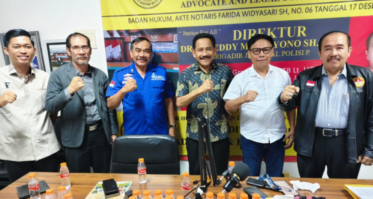 KBOBABEL.COM (Jakarta) – Dalam suasana penuh keakraban dan semangat kolaboratif, Tim Khusus Penanganan Perkara Gugatan Perdata dan Tata Usaha Negara (TUN) dari gabungan tiga kantor hukum ternama—Kantor LBH EM 80, PJT/FBI Lawfirm, dan Kantor Hukum ADI'80 dan Rekan—menggelar pertemuan strategis di Kantor Pusat Cawang, Jakarta.Kamis (5/6/2025).