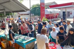 KBOBABEL.COM (Bangka Barat) – Menjelang perayaan Hari Raya Idul Adha 1446 H, Pemerintah Kabupaten Bangka Barat (Pemkab Babar) melakukan inspeksi mendadak (sidak) ke Pasar Tradisional Mentok dan sejumlah agen sembako, Kamis (5/6/2025) pukul 09.00 WIB. Kegiatan ini dilakukan untuk memastikan ketersediaan stok dan kestabilan harga bahan kebutuhan pokok di tengah meningkatnya permintaan masyarakat.