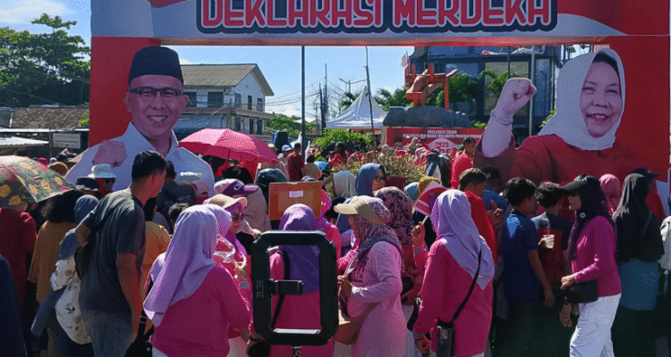 KBOBABEL.COM (Pangkalpinang) — Deklarasi Paslon “Merdeka” (Membangun bersama Ramida dan Eka) pada Minggu 15 Juni 2025, bukan sekadar sebuah deklarasi diumumkan. Tapi sebuah perlawanan digemakan. Tepat pukul 14.00 WIB, di Tugu Kerito Surong, suara rakyat yang selama ini tenggelam di balik dominasi partai politik, akhirnya punya panggungnya sendiri. Senin (16/6/2025).