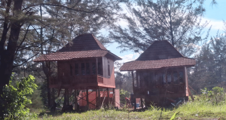 KBOBABEL.COM (Bangka) — Sebuah skandal pertanahan mencoreng kawasan konservasi pantai di Kabupaten Bangka. Tanpa dasar hukum yang sah, sebuah villa permanen berdiri megah di kawasan Pantai Takari, Desa Rebo, Kecamatan Sungailiat. Lokasi ini merupakan kawasan Hutan Lindung sekaligus bagian dari program Hutan Kemasyarakatan (HKM) Takari yang dikelola secara resmi oleh Kelompok Tani Tanjung Karang Lestari, berlandaskan izin dari Kementerian Lingkungan Hidup dan Kehutanan (KLHK). Kamis (18/6/2025)