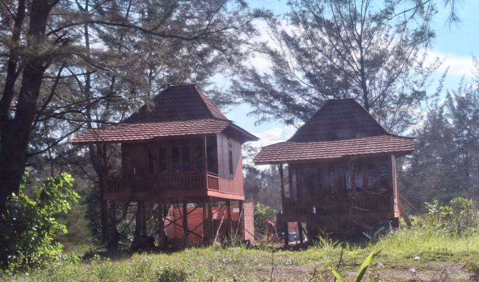 KBOBABEL.COM (Bangka) — Sebuah skandal pertanahan mencoreng kawasan konservasi pantai di Kabupaten Bangka. Tanpa dasar hukum yang sah, sebuah villa permanen berdiri megah di kawasan Pantai Takari, Desa Rebo, Kecamatan Sungailiat. Lokasi ini merupakan kawasan Hutan Lindung sekaligus bagian dari program Hutan Kemasyarakatan (HKM) Takari yang dikelola secara resmi oleh Kelompok Tani Tanjung Karang Lestari, berlandaskan izin dari Kementerian Lingkungan Hidup dan Kehutanan (KLHK). Kamis (18/6/2025)