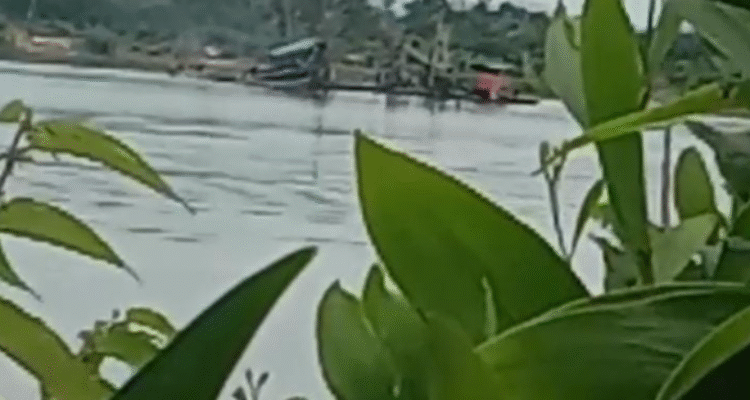 KBOBABEL.COM (Koba-Bangka Tengah)  – Setelah lama sunyi, suara dentuman mesin Ponton Isap Produksi (PIP) jenis Ti Tower kembali mengoyak ketenangan kolong Marbuk dan Kenari, eks lokasi tambang PT Kobatin di Bangka Tengah. Pada Kamis pagi (18/6), terpantau sedikitnya enam unit PIP Ti Apung melakukan aktivitas penambangan tanpa izin di wilayah yang berada dalam konsesi Izin Usaha Pertambangan (IUP) PT Timah Tbk, yang saat ini perizinannya masih dalam proses eksploitasi di Kementerian ESDM RI.