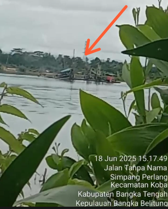 KBOBABEL.COM (Koba-Bangka Tengah)  – Setelah lama sunyi, suara dentuman mesin Ponton Isap Produksi (PIP) jenis Ti Tower kembali mengoyak ketenangan kolong Marbuk dan Kenari, eks lokasi tambang PT Kobatin di Bangka Tengah. Pada Kamis pagi (18/6), terpantau sedikitnya enam unit PIP Ti Apung melakukan aktivitas penambangan tanpa izin di wilayah yang berada dalam konsesi Izin Usaha Pertambangan (IUP) PT Timah Tbk, yang saat ini perizinannya masih dalam proses eksploitasi di Kementerian ESDM RI.