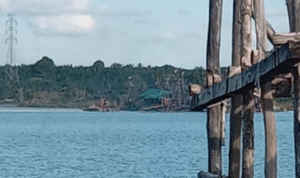 KBOBABEL.COM (KOBA) — Bangka Tengah kembali diguncang praktik tambang ilegal yang diduga melibatkan para pemain lama dan jaringan kuat yang menjalar hingga ke institusi negara. Kolong eks tambang PT Kobatin di Marbuk dan Kenari kini menjadi pusat perhatian setelah terungkap adanya operasi tambang ilegal berskala besar yang diduga mendapat ‘restu’ dari oknum aparat penegak hukum dan pejabat daerah. Minggu (22/6/2025).