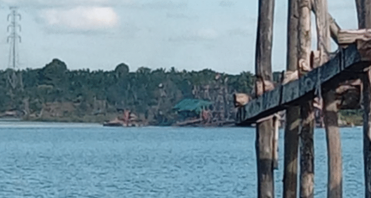 KBOBABEL.COM (KOBA) — Bangka Tengah kembali diguncang praktik tambang ilegal yang diduga melibatkan para pemain lama dan jaringan kuat yang menjalar hingga ke institusi negara. Kolong eks tambang PT Kobatin di Marbuk dan Kenari kini menjadi pusat perhatian setelah terungkap adanya operasi tambang ilegal berskala besar yang diduga mendapat ‘restu’ dari oknum aparat penegak hukum dan pejabat daerah. Minggu (22/6/2025).