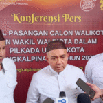 KBOBABEL.COM (Pangkalpinang) –Pasangan Maulan Aklil (Molen) dan Zeki Yamani resmi mendaftarkan diri sebagai calon Wali Kota dan Wakil Wali Kota Pangkalpinang dalam Pilkada ulang yang akan digelar pada 27 Agustus 2025. Pendaftaran dilakukan pada Jumat (27/6/2025), tepat di hari kedua tahapan penerimaan calon di KPU Pangkalpinang. Sabtu (28/6/2025).