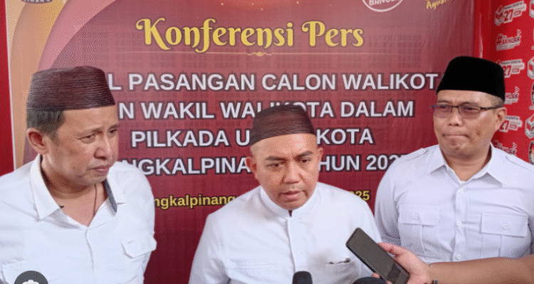 KBOBABEL.COM (Pangkalpinang) –Pasangan Maulan Aklil (Molen) dan Zeki Yamani resmi mendaftarkan diri sebagai calon Wali Kota dan Wakil Wali Kota Pangkalpinang dalam Pilkada ulang yang akan digelar pada 27 Agustus 2025. Pendaftaran dilakukan pada Jumat (27/6/2025), tepat di hari kedua tahapan penerimaan calon di KPU Pangkalpinang. Sabtu (28/6/2025).