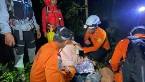 Drama Evakuasi di Bukit Pading: Empat Pendaki Alami Hipotermia, Selamat Berkat Respons Cepat SAR