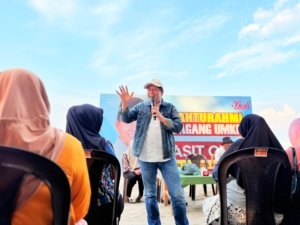 Basit Cinda Calon Wali Kota Idaman Emak-emak Pedagang Pasir Padi