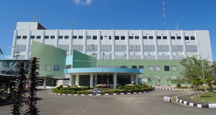 Bangka Belitung — Aroma busuk korupsi dan kejahatan terorganisir kini tercium kuat dari balik skandal hilangnya 17 unit ventilator di Rumah Sakit Umum Pusat (RSUP) Ir. Soekarno Provinsi Kepulauan Bangka Belitung. Tak tanggung-tanggung, nilai total kerugian negara ditaksir mencapai Rp15 miliar, sebuah angka yang mencengangkan sekaligus menyakitkan di tengah kebutuhan rakyat terhadap fasilitas kesehatan yang layak. Senin (14/7/2025).
