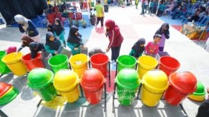Tanamkan Kepedulian Lingkungan Sejak Dini, PT Timah Serahkan Tempat Sampah dan Bibit Hidroponik ke SDN 1 Pemali