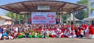 PT Timah dan Pemkab Beltim Gotong Royong Bersihkan Pantai Nyiur Melambai Sambut HUT ke-49