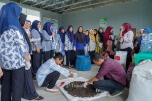 PT Timah Latih Ibu-ibu Sungailiat Olah Sampah Jadi Kompos Bernilai Ekonomis