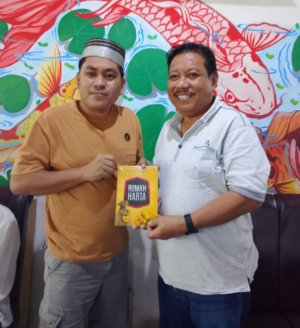 KBOBABEL.COM (Pangkalpinang) — Calon Wali Kota Pangkalpinang, Prof. Saparudin atau yang akrab disapa Prof. Udin, mendapat kejutan hangat dari warga saat bersantap di Rumah Makan Lempah Kuning “Habang”, Senin (7/7/2025). Di tengah waktu makan siangnya, seorang warga bernama Oding bersama rombongan datang menyapanya dengan penuh hormat dan antusias.
