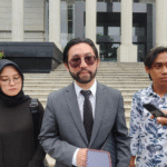KBOBABEL.COM (JAKARTA) – Kekhawatiran atas legitimasi kepala daerah terpilih yang hanya meraih sedikit dukungan pemilih mendorong tiga warga negara menggugat Undang-Undang Pemilihan Kepala Daerah (UU Pilkada) ke Mahkamah Konstitusi (MK). Permohonan uji materi yang diajukan oleh aktivis hukum Terence Cameron, bersama dua warga lainnya, Geszi Muhammad Nesta dan Adnisa Prettya, menyoal ketiadaan ambang batas suara minimal bagi pasangan calon kepala daerah untuk dapat ditetapkan sebagai pemenang dalam Pilkada.Rabu (16/7/2025).