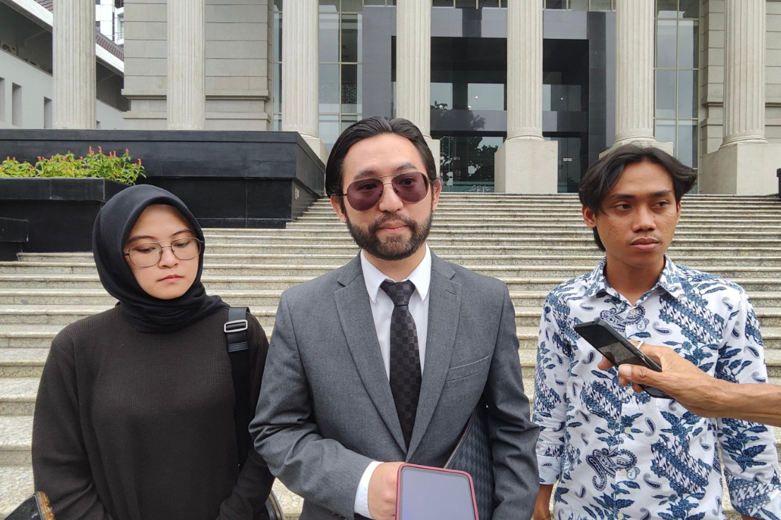 KBOBABEL.COM (JAKARTA) – Kekhawatiran atas legitimasi kepala daerah terpilih yang hanya meraih sedikit dukungan pemilih mendorong tiga warga negara menggugat Undang-Undang Pemilihan Kepala Daerah (UU Pilkada) ke Mahkamah Konstitusi (MK). Permohonan uji materi yang diajukan oleh aktivis hukum Terence Cameron, bersama dua warga lainnya, Geszi Muhammad Nesta dan Adnisa Prettya, menyoal ketiadaan ambang batas suara minimal bagi pasangan calon kepala daerah untuk dapat ditetapkan sebagai pemenang dalam Pilkada.Rabu (16/7/2025).