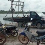 KBOBABEL.COM (Bangka Belitung) — Dugaan kuat bahwa negara kalah dari mafia tambang timah di Bangka Belitung tampaknya bukan isapan jempol belaka. Terpantau oleh jejaring jurnalis Babel pada Minggu (6/7/2025), aktivitas perakitan dan operasional Ponton Isap Produksi (PIP) jenis Ti Tower/Gerbok justru kian masif. Bukannya berkurang, jumlah ponton yang beroperasi di konsesi milik PT Timah (eks PT Kobatin) di Kolong Marbuk, Kenari, dan Pungguk kini sudah menembus angka lebih dari 80 unit, dan berlangsung tanpa henti hampir tiga pekan terakhir. Senin (8/7/2025).