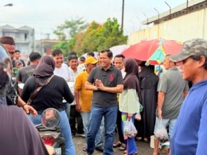 Blusukan di Pasar Irian, Cawako Basit Cinda Terima Curhat Pedagang