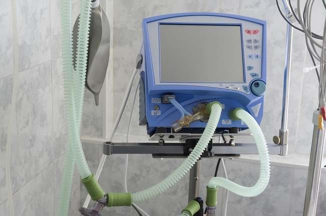 KBOBABEL.COM (BANGKA BELITUNG) — Aroma busuk korupsi dan kejahatan terorganisir kini tercium kuat dari balik skandal hilangnya 17 unit ventilator di Rumah Sakit Umum Pusat (RSUP) Ir. Soekarno Provinsi Kepulauan Bangka Belitung. Tak tanggung-tanggung, nilai total kerugian negara ditaksir mencapai Rp15 miliar, sebuah angka yang mencengangkan sekaligus menyakitkan di tengah kebutuhan rakyat terhadap fasilitas kesehatan yang layak. Senin (14/7/2025).