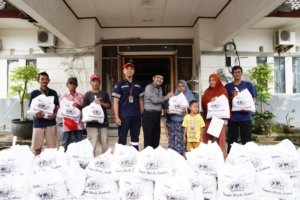 PT Timah Bantu 100 Paket Sembako untuk Tekan Stunting dan Kemiskinan Ekstrem di Bangka Selatan