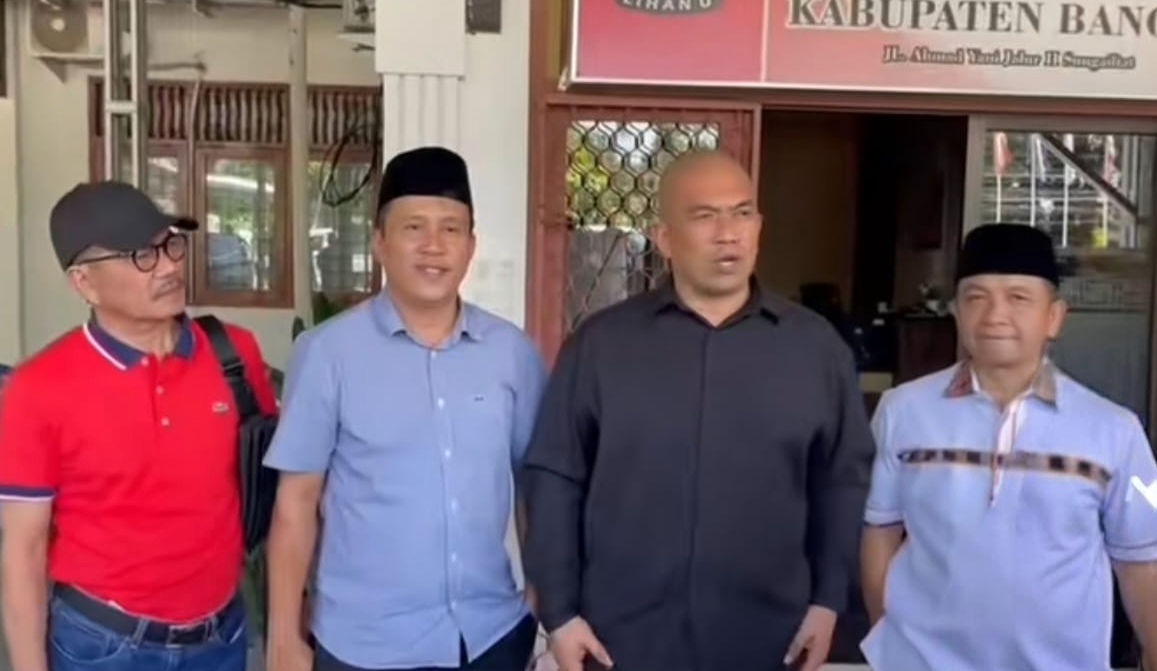 KBOBABEL.COM (Sungailiat) – Keputusan Komisi Pemilihan Umum (KPU) Kabupaten Bangka yang menetapkan pasangan calon bupati dan wakil bupati Rato Rusdiyanto–Ramadian sebagai peserta sah dalam Pilkada Ulang 2025 memicu kritik tajam dari salah satu calon bupati, Dr. Andi Kusuma, SH, MKn, CTL. Kamis (7/8/2025).